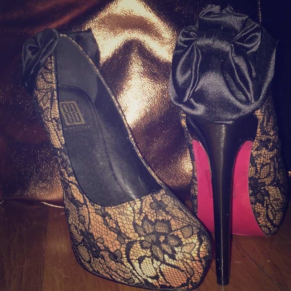 Lace overlay pump with satin bow accent